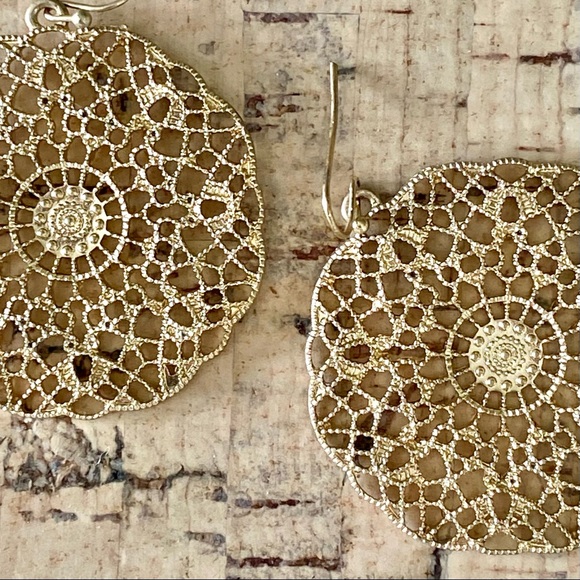 Womens brand-new earrings gold tone hanging fishhook drop mandala Indie filigree - Picture 4 of 4